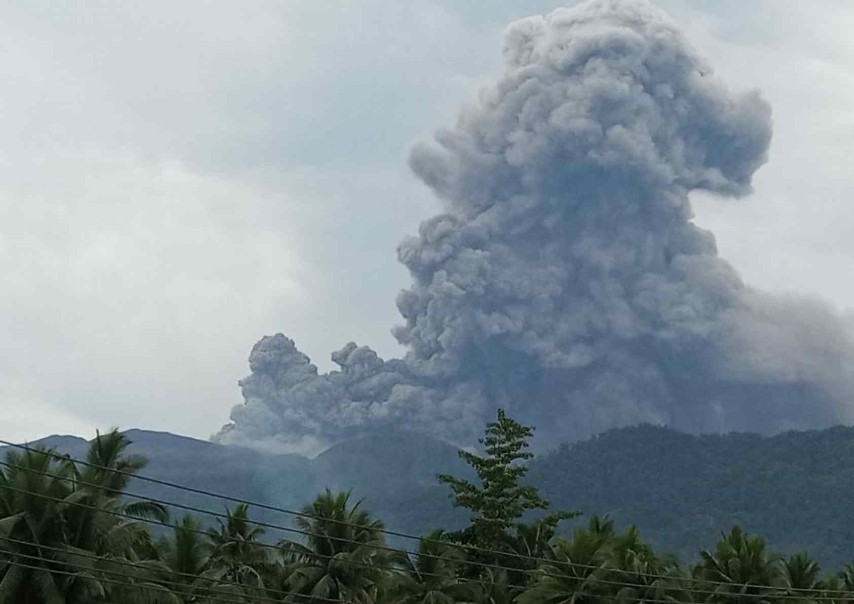 letusan gunung Dukono