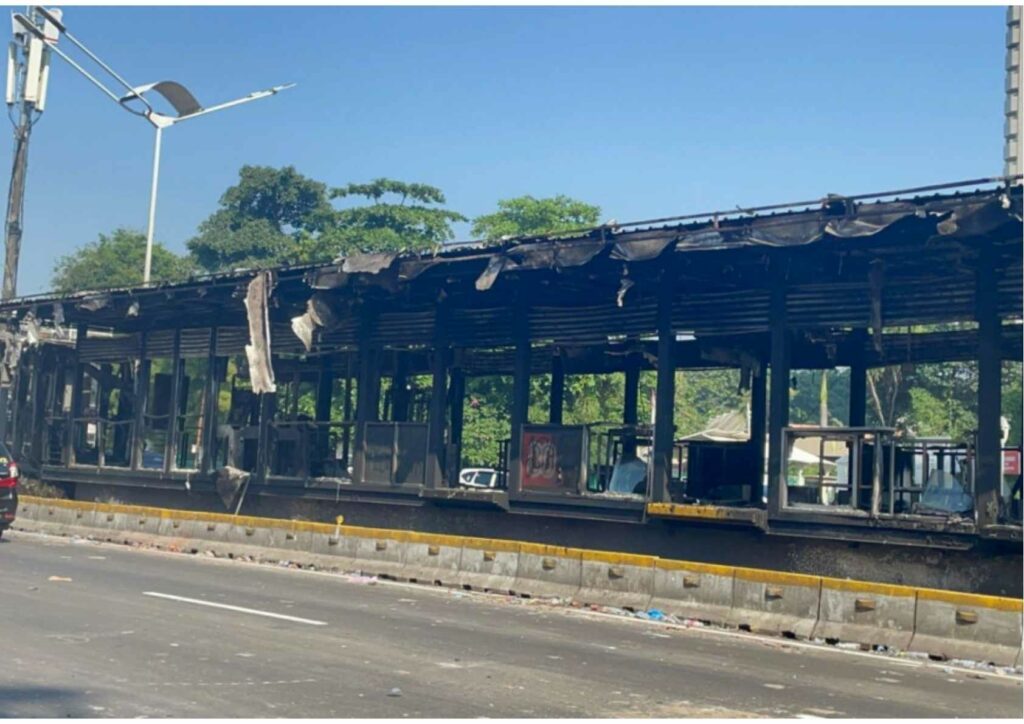 halte Transjakarta rusak